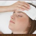 Chườm ấm đầu, massage là cách để giảm cơn đau hiệu quả
