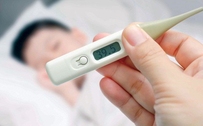 Người bệnh có thể sốt nhẹ hoặc sốt cao không hạ trong nhiều ngày