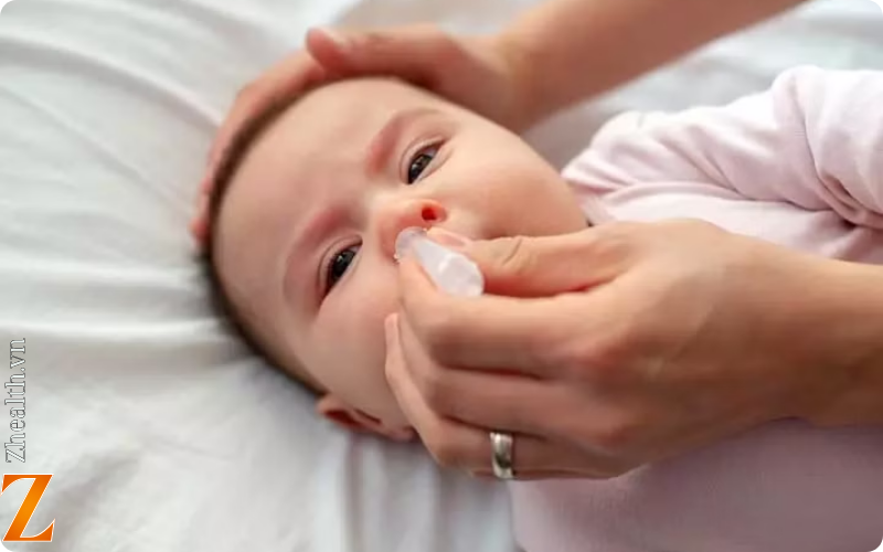 Nhỏ nước muối sinh lý và hút mũi cho bé giúp giảm đờm