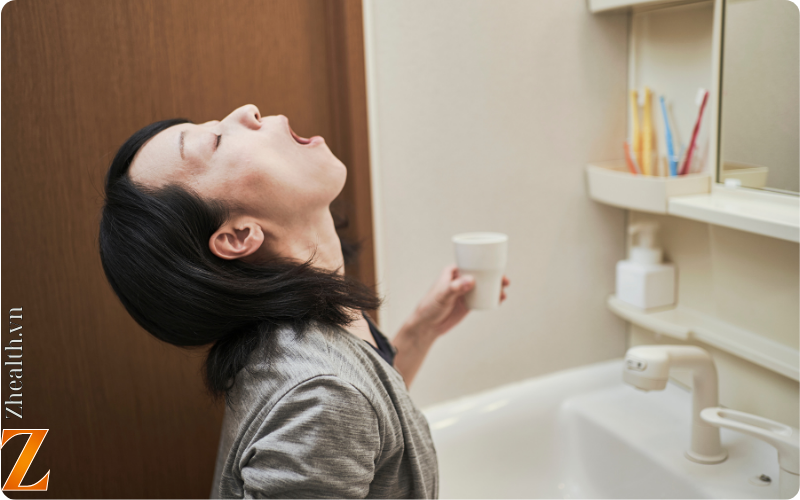 Súc miêng bằng nước muối sinh lý giúp giảm đờm cho bà bầu